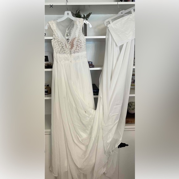 Brand New Wedding Dress - Picture 1 of 8